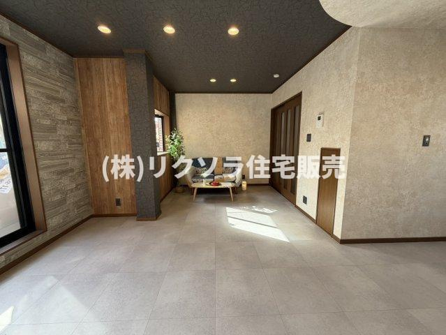 寿町　中古一戸建ての居間・リビング|LDK13.1帖
■物件内覧・資金計画相談・住宅ローン相談、リフォーム相談、お問合せ受付中■
※当日・翌日のご内覧、ご相談はお電話でのお問合せがスムーズです！