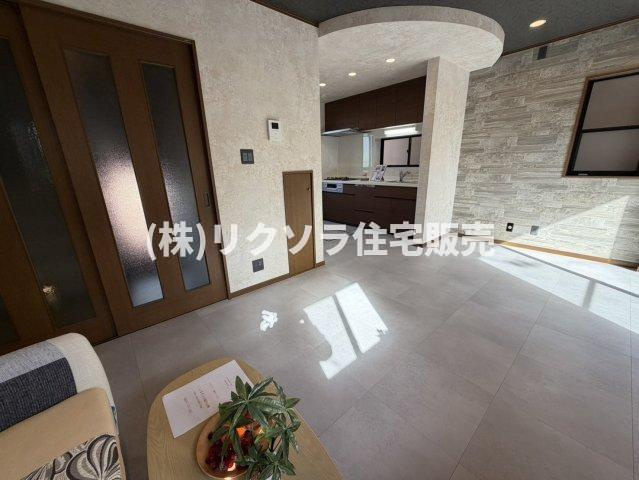 寿町　中古一戸建ての居間・リビング|LDK13.1帖
■物件内覧・資金計画相談・住宅ローン相談、リフォーム相談、お問合せ受付中■
※当日・翌日のご内覧、ご相談はお電話でのお問合せがスムーズです！