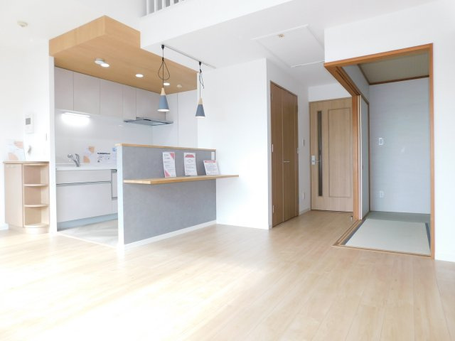 名古屋市南区豊田３丁目の中古マンションの居間・リビング|◇リビング◇　　南面で明るいリビング約１５．２帖　和室と続き間で２１．２帖の空間になります♪　（２０２５年１２月リフォーム済）