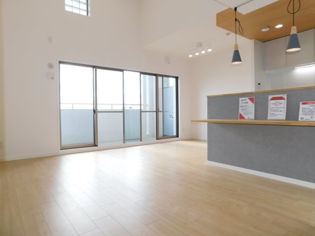 名古屋市南区豊田３丁目の中古マンションの居間・リビング|◇リビング◇　　南面で明るいリビング約１５．２帖　最上階につき陽当り・眺望良好♪　（２０２５年１２月リフォーム済）