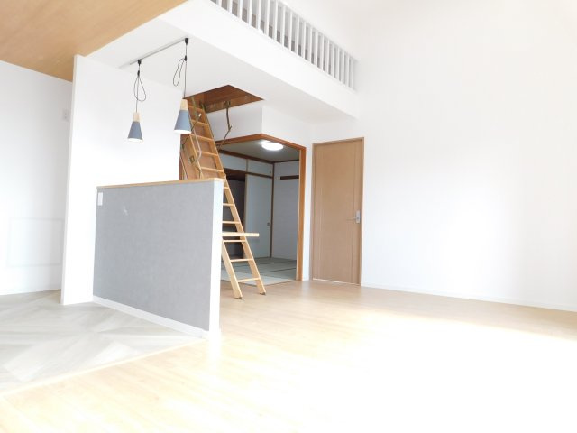 名古屋市南区豊田３丁目の中古マンションの居間・リビング|◇リビング◇　　南面で明るいリビング約１５．２帖　収納スペースなど多用途に利用できるロフト付き！　（２０２５年１２月リフォーム済）