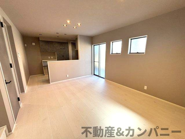 平井町新築戸建　松山市平井町の新築建売住宅の居間・リビング|グレーを基調としたリビングです