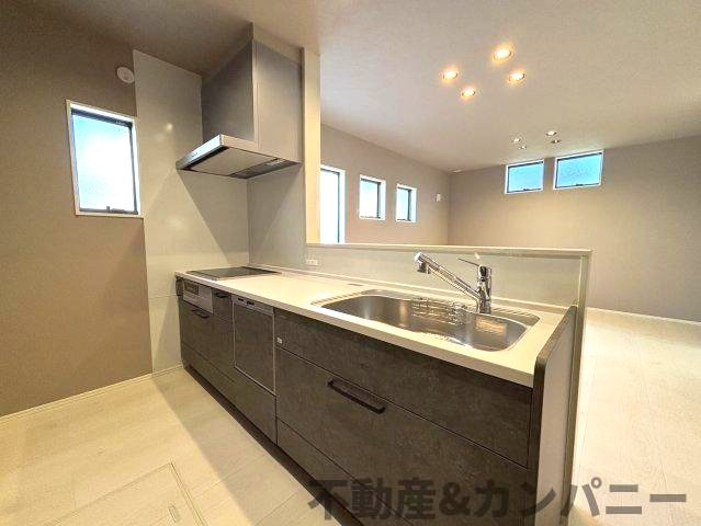 平井町新築戸建　松山市平井町の新築建売住宅のキッチン|キッチンでお料理をお楽しみください