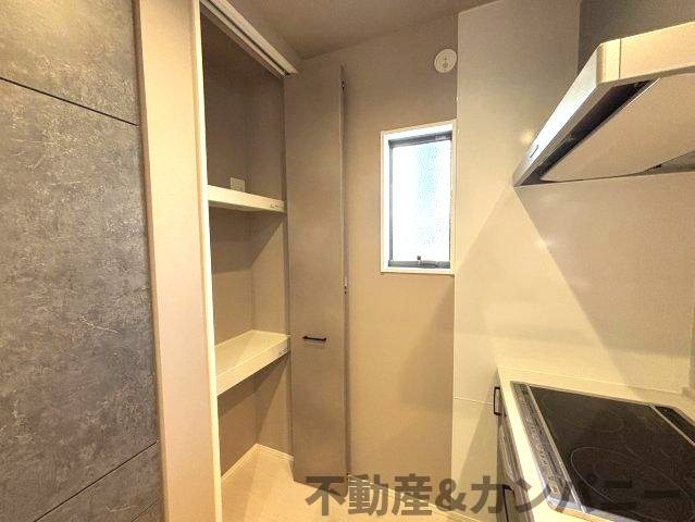 平井町新築戸建　松山市平井町の新築建売住宅の収納|カップボード横には収納スペースがございます