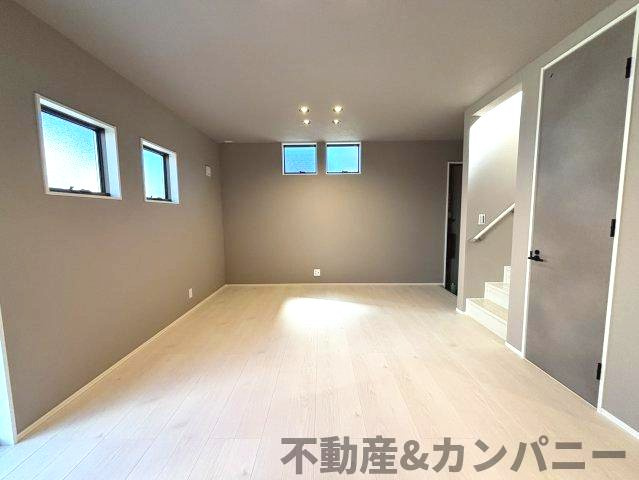 平井町新築戸建　松山市平井町の新築建売住宅のその他|キッチンからみたリビングです