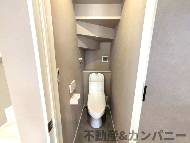 平井町新築戸建　松山市平井町の新築建売住宅のトイレ|階段下を利用したトイレです