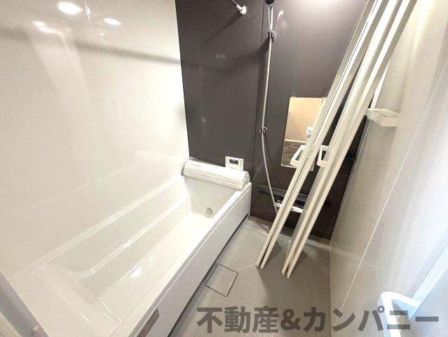平井町新築戸建　松山市平井町の新築建売住宅の浴室|落ち着いた空間のお風呂です