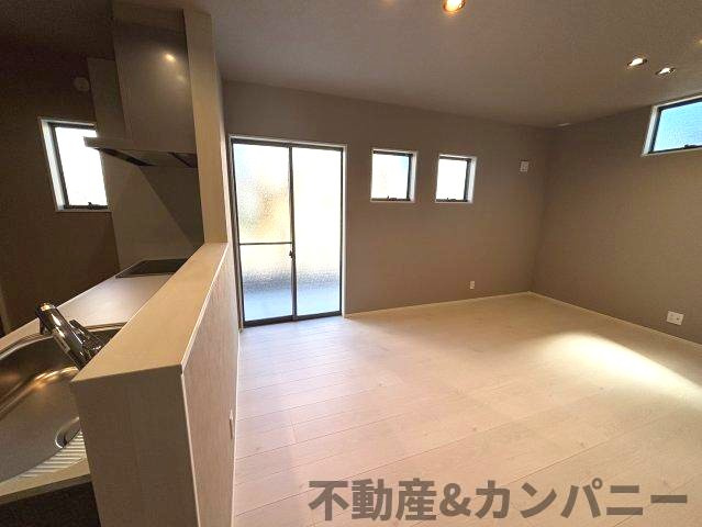 平井町新築戸建　松山市平井町の新築建売住宅の居間・リビング|窓が多く光が入り明るいです