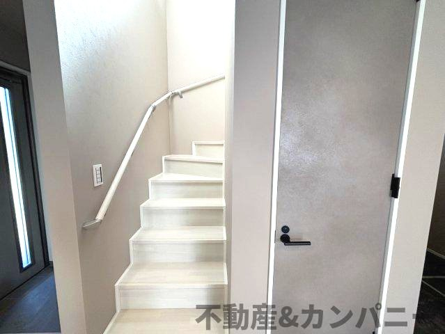 平井町新築戸建　松山市平井町の新築建売住宅のその他|手すり付き階段です