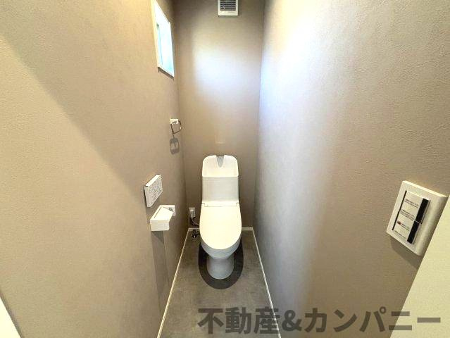 平井町新築戸建　松山市平井町の新築建売住宅のトイレ|落ち着いたトイレです