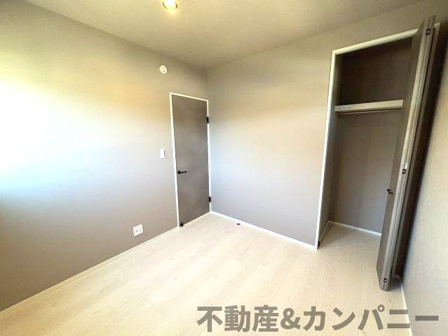 平井町新築戸建　松山市平井町の新築建売住宅の洋室|明るい洋室です