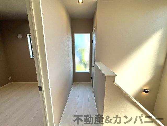 平井町新築戸建　松山市平井町の新築建売住宅のその他|2階廊下にも窓があり光が差し込みます