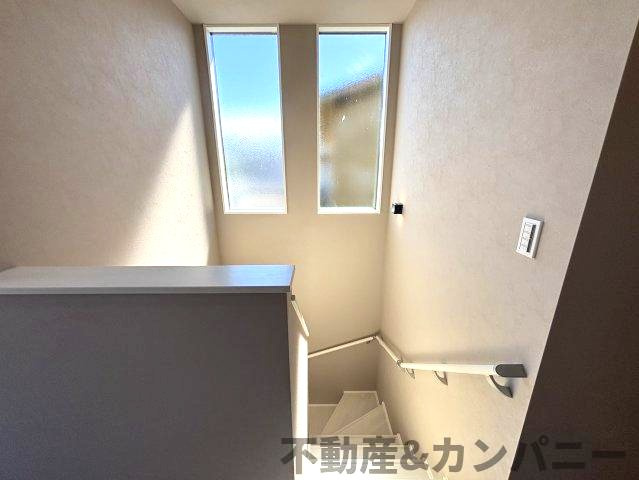 平井町新築戸建　松山市平井町の新築建売住宅のその他|階段にも窓が2つあります