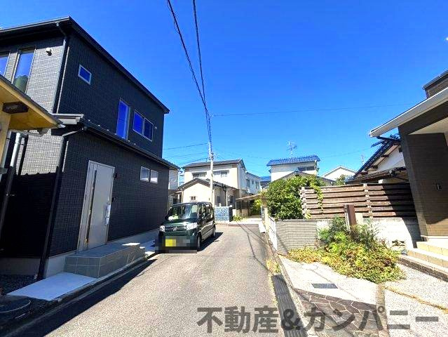 平井町新築戸建　松山市平井町の新築建売住宅の前面道路含む現地写真|前面道路含む現地写真です