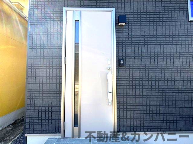 平井町新築戸建　松山市平井町の新築建売住宅の玄関|落ち着いた玄関です