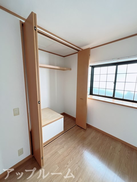 春日井市神領町１丁目のアパートの居間・リビング