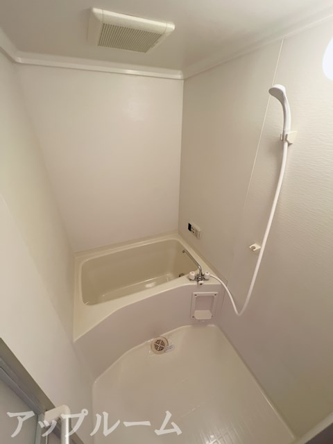 春日井市神領町１丁目のアパートの浴室