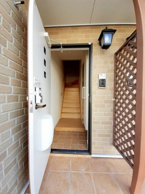 【玄関】 | アオバヒルズタウンＤ | 明るい玄関です