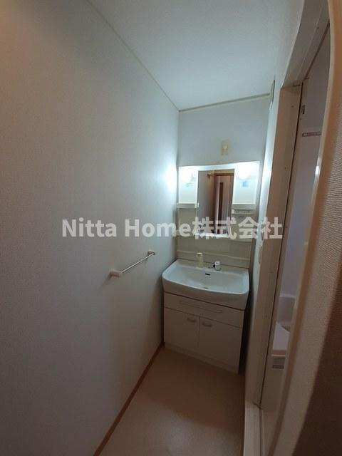 グランツＢの洗面所|シャワー付きの洗面化粧台もありますよ♪