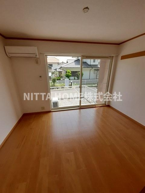 コルザＴの居間・リビング|南東向きのテラスがついているお部屋です☆彡