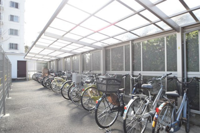 【駐輪場】 | 日商岩井第7緑地公園マンション | 現在ご返済中のカーローン・カードローン・教育ローンなどを住宅ローンに一本化したり、家具家電購入費用・引越し費用を住宅ローンと組み合わせるなど、お客さまにメリットの多い住宅ローンのご提案が可能です。