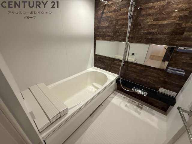 シンプルなユニットバス☆窓付きで換気も楽々！
