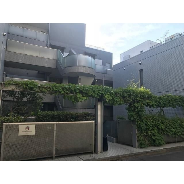 原宿東急アパートメントのエントランス|建物正面　地下店舗への入口