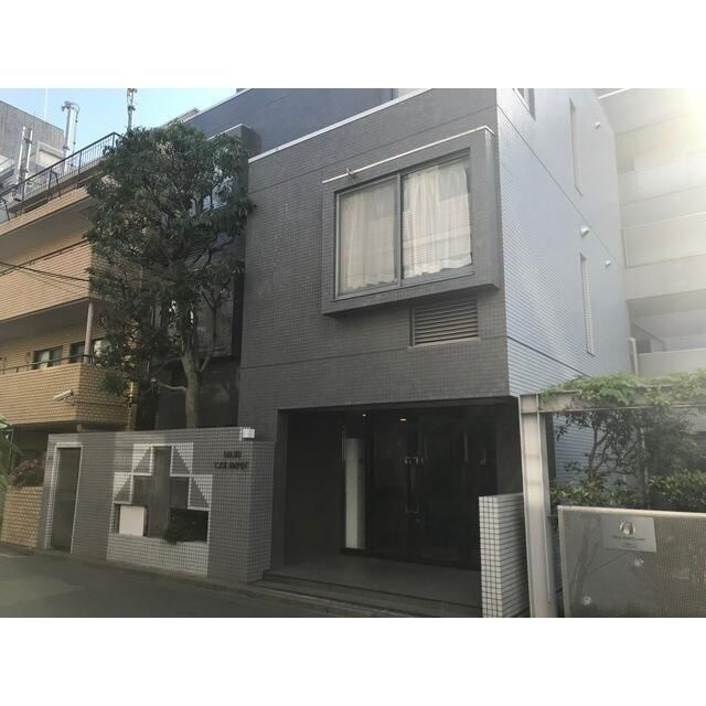 原宿東急アパートメントの外観|エントランス、左門扉は屋内ごみ置場（24時間可）　■耐火構造