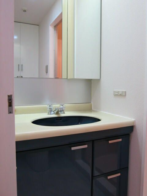 原宿東急アパートメントの独立洗面台|三面鏡付洗面化粧台