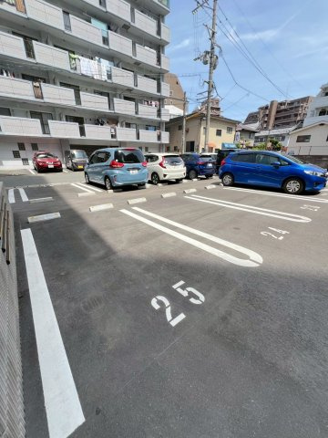 グランシャリオ高宮の駐車場