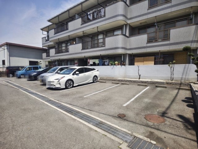 【駐車場】 | サニーコート山本 | 車をお持ちの方に嬉しい駐車場付きの物件です