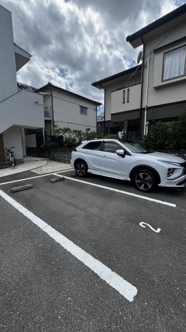 グランディール箱崎の駐車場