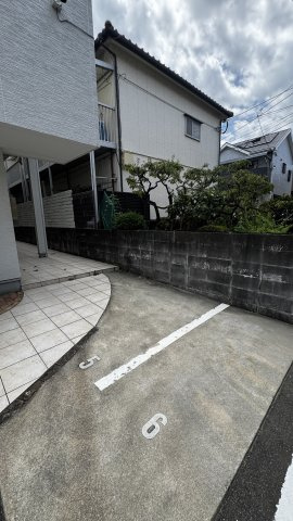 グランディール箱崎の駐車場