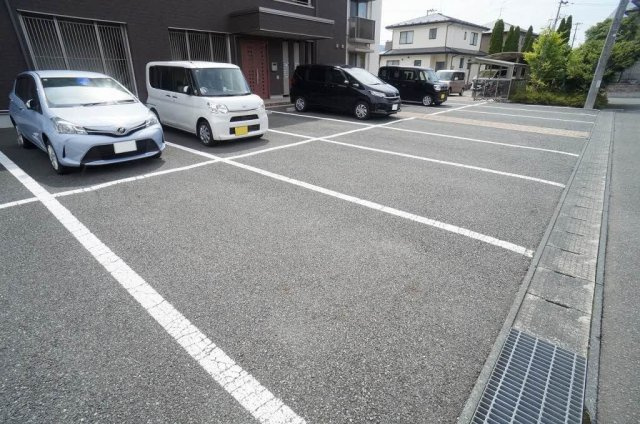 メゾンマスト本宮の駐車場