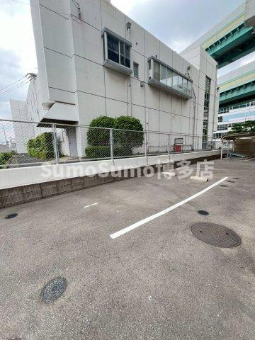 グランフォーレ博多駅プレミアの駐車場