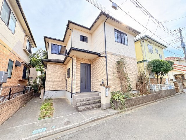 【外観】 | 新座市片山1丁目　中古一戸建住宅　(保谷店) | 2026年3月内外装リフォーム完了予定です。
外装リフォーム内容：外壁屋根塗装、バルコニー防水塗装、庭木伐採