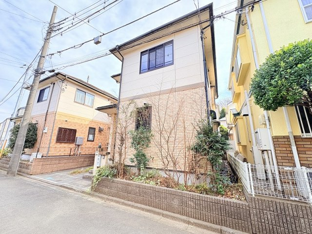 【外観】 | 新座市片山1丁目　中古一戸建住宅　(保谷店) | バス停『あけぼの住宅前』まで徒歩5分。雨の日の通勤通学、お子様とのお出かけも安心。