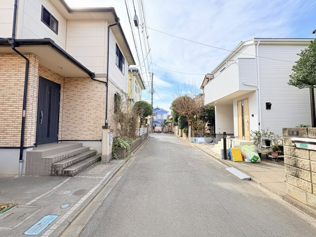 【前面道路含む現地写真】 | 新座市片山1丁目　中古一戸建住宅　(保谷店) | 教育施設が徒歩15分以内に揃いお子様がいるご家庭も安心。
