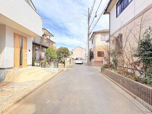 【前面道路含む現地写真】 | 新座市片山1丁目　中古一戸建住宅　(保谷店) | 緑豊かな住宅地でのびのびとした暮らし。