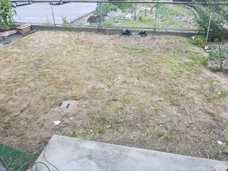 広島市安佐北区深川５丁目のアパートの庭