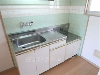 広島市安佐北区深川５丁目のアパートのキッチン|窓あり