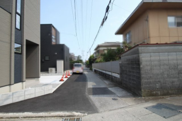 香美市土佐山田町東本町2丁目　新築戸建　1号棟　（全2区画）の前面道路含む現地写真|前面道路　幅　4.0ｍ