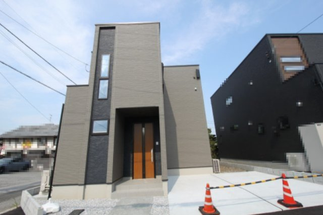 香美市土佐山田町東本町2丁目　新築戸建　1号棟　（全2区画）の外観|建物面積　110.12㎡（約33.31坪）　1階　57.13㎡：2階　52.99㎡