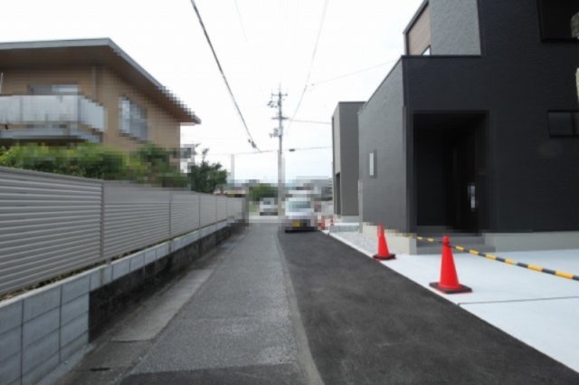香美市土佐山田町東本町2丁目　新築戸建　1号棟　（全2区画）の前面道路含む現地写真|前面道路　幅　4.0ｍ