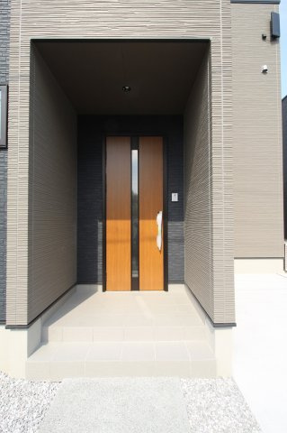 香美市土佐山田町東本町2丁目　新築戸建　1号棟　（全2区画）の玄関