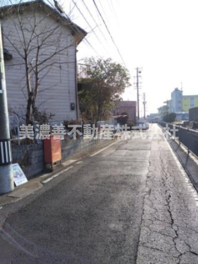 ６６４３５　瑞穂市牛牧土地の前面道路含む現地写真