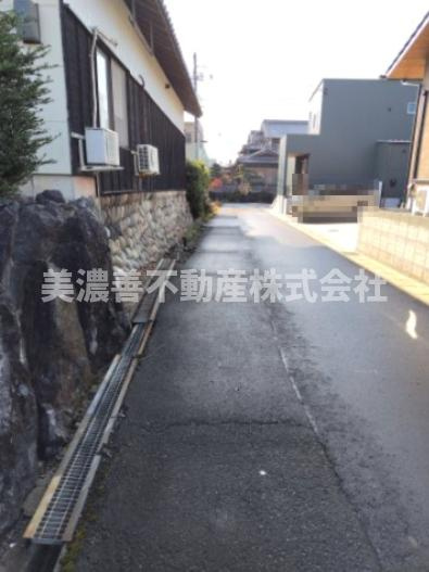 ６６４３５　瑞穂市牛牧土地の前面道路含む現地写真