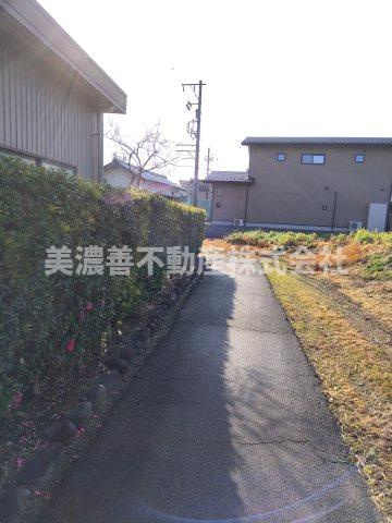 ６６４３５　瑞穂市牛牧土地の前面道路含む現地写真