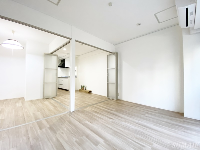 秀和東十条レジデンスの居間・リビング|別角度から見た全体像です☆