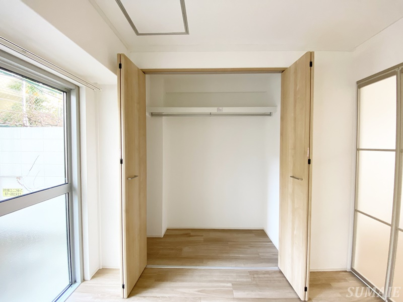 秀和東十条レジデンスの収納|寝室のクローゼットです☆